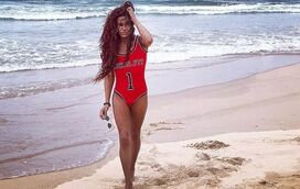 Escandaloso! Carlos Costa mostra-se todo nu ou em fato-de-banho de mulher