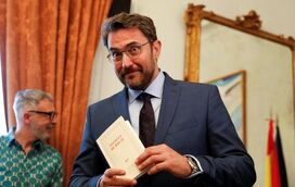 Ex-apresentador de TV e gay. Ministro espanhol Màxim Huerta cai por fraude fiscal "à Messi e Ronaldo"