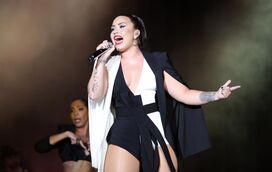 Demi Lovato chora por não ter resistido ao vício do álcool depois de 6 anos sóbria