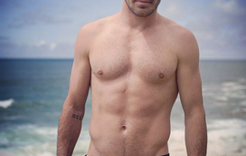 Em excelente forma física, Pedro Sousa mostra-se na praia... com a companhia perfeita!