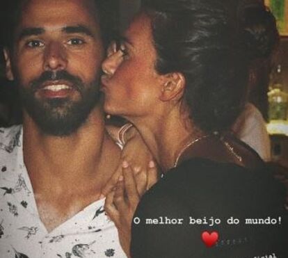 Cláudia Vieira faz viagem romântica para comemorar aniversário de João Alves... e leva Maria