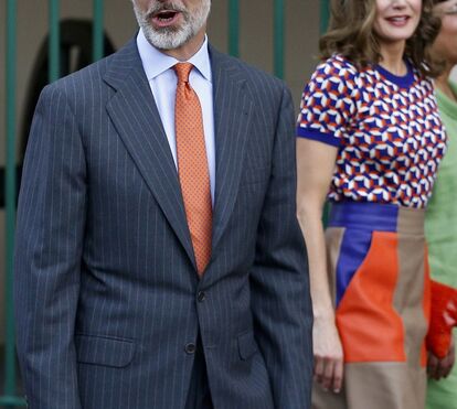Um mês depois, Letizia repete look em visita oficial 