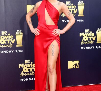 Surpresa! Halsey anuncia gravidez do primeiro filho