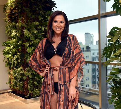 Depois de anunciar a gravidez, Dânia Neto exibe a barriga pela primeira vez