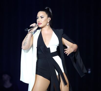 Demi Lovato chora por não ter resistido ao vício do álcool depois de 6 anos sóbria