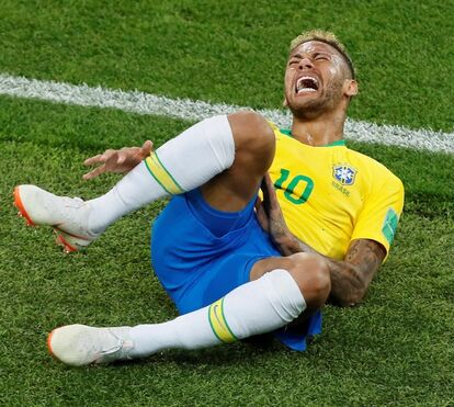 Quedas de Neymar viraram chacota nas redes sociais e valem copos em bares brasileiros