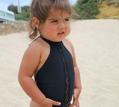 Filhas de Carolina Patrocínio divertem-se na piscina e na praia