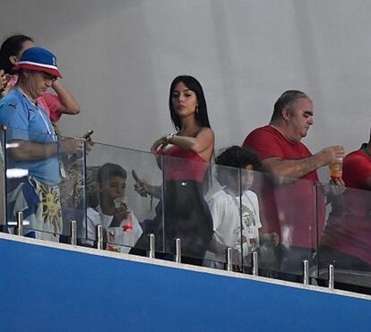 Georgina sofre na bancada com derrota de Portugal ao intervalo