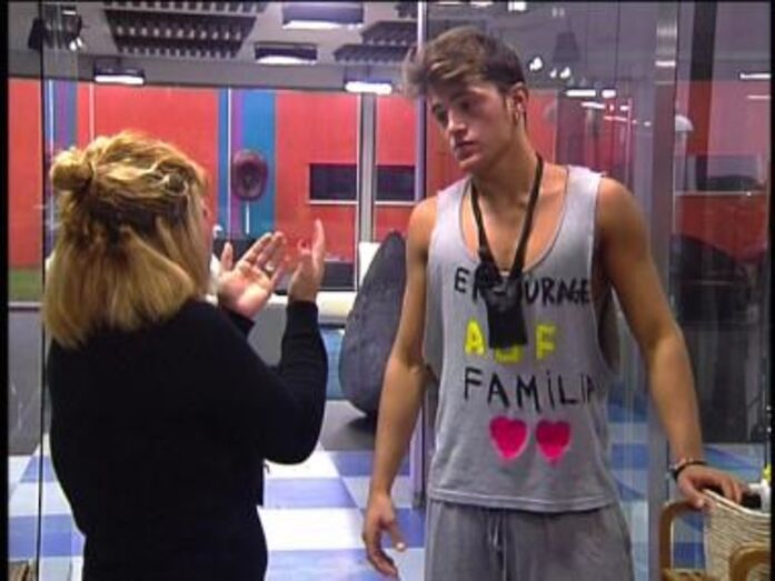 João Mota responde a acusações de Fanny com poema e fotos em tronco nu