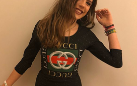 Sem medo do assédio, sobrinha de Ronaldo mostra-se confiante na piscina