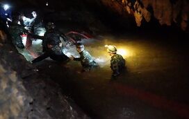 Duas crianças já estão a salvo fora da gruta. Resgate continua