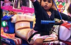 Dwayne Johnson 'The Rock' sofre nas mãos das filhas, que fazem gato sapato do pai