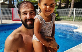 E esta? Marido de Carolina Patrocínio "usa" filha para fazer exercício