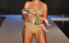 Modelo amamenta filha na passerelle e justifica: "Estava na hora de jantar"