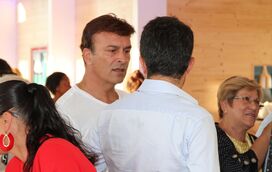 Tony Carreira na festa de abertura de restaurante italiano