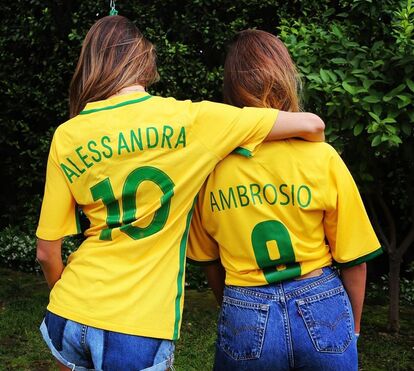 Apoio cheio de beleza: Izabel Goulart e Alessandra Ambrosio torcem pelo Brasil