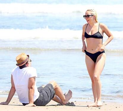 Mais gordinha, Lady Gaga é elogiada pelo seu corpo 'natural' na praia