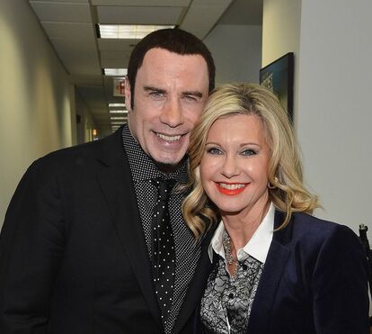 John Travolta 'cansa-se' de implantes capilares e tira tudo