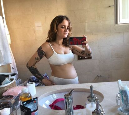 Grávida pela terceira vez, Carolina Deslandes exibe o corpo sem pudores