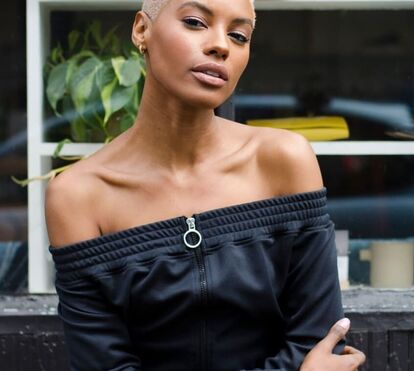 Com o cabelo rapado, Sharam Diniz enfrenta novo desafio
