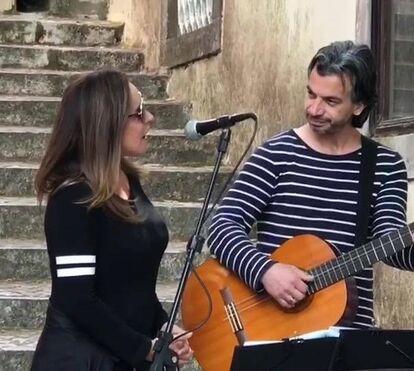 De férias em Portugal, Daniela Mercury “rouba” momento especial a músico de rua  