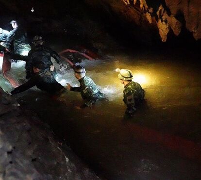 Duas crianças já estão a salvo fora da gruta. Resgate continua
