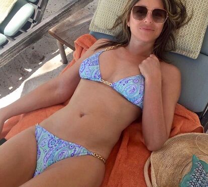 53 anos?! Impossível. Elizabeth Hurley volta a mostrar-se muito sexy