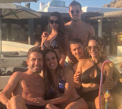 A superar a morte do avô, Cédric Soares refugia-se na Grécia ao lado dos amigos da seleção nacional