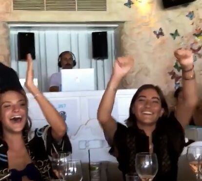 Aos 22 anos, filha de José Mourinho exibe vida de luxo nas redes sociais