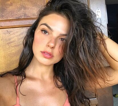 Grávida de 5 meses, Isis Valverde provoca desejos com corpo de sonho