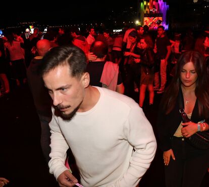 Bárbara Lourenço mostra cumplicidade com novo amigo em festival