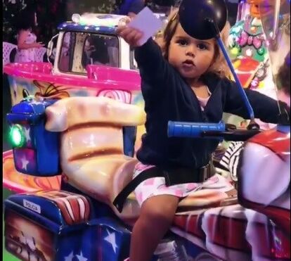 Dwayne Johnson 'The Rock' sofre nas mãos das filhas, que fazem gato sapato do pai