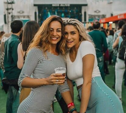 Caliente! Joana Duarte mostra o 'bumbum' com uma amiga