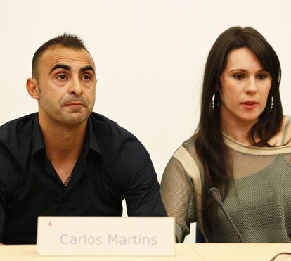 Depois do drama com o filho, Carlos Martins troca alianças com a mulher, Mónica Martins