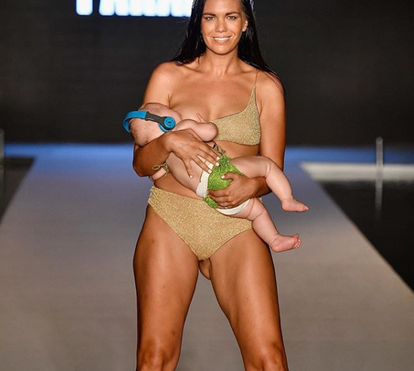 Modelo amamenta filha na passerelle e justifica: 'Estava na hora de jantar'