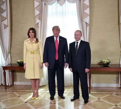 Depois de gafes com Trump, Melania mostra-se 'apavorada' ao cumprimentar Putin