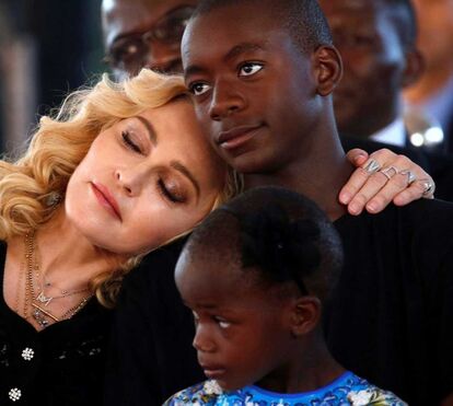 Madonna e o filho David Banda