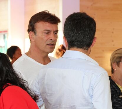 Tony Carreira na festa de abertura de restaurante italiano