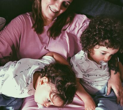 Na reta final da gravidez, Carolina Deslandes volta a posar nua para os fãs