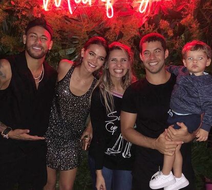 Neymar leva ex-namorada ao aniversário de Bruna Marquezine