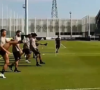 Cristiano Ronaldo no seu 1.º treino na Juventus