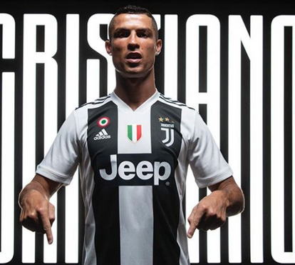 CR7 posa com jovem fã nos balneários... sem reparar que estava um colega todo nu atrás dele!