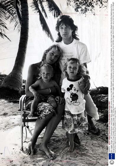 Mick Jagger com a mulher Jerry Hall e os filhos em Sandy Lane, nos Barbados. Em 1987