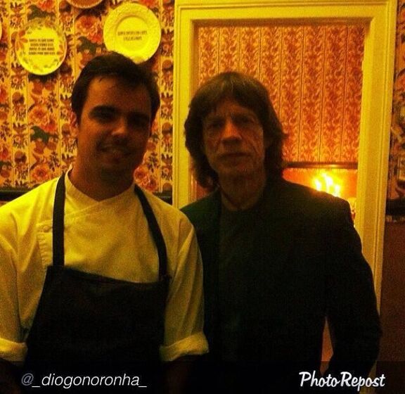 Mick Jagger  posa com o Chef Diogo Noronha, do restaurante Casa de Pasto, Lisboa
