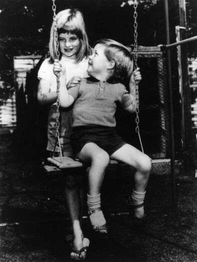 Diana com o irmão, Frances Shand Kydd, quando tinha 6 anos