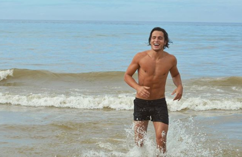 João Mota responde a acusações de Fanny com poema e fotos em tronco nu