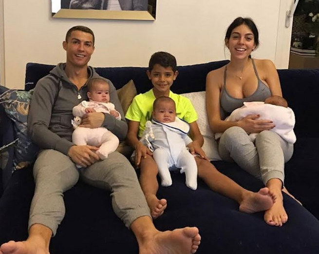 Juntos e felizes! Cristiano Ronaldo e Georgina mostram a família na nova casa