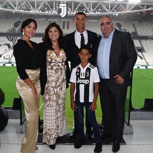 Dolores e Georgina disfarçam mal-estar por amor a Ronaldo