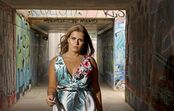 Carina em videoclipe de Sérgio Rossi