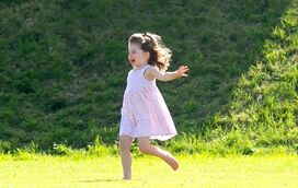 Charlotte só usa vestidos. Conheça as razões para este mistério